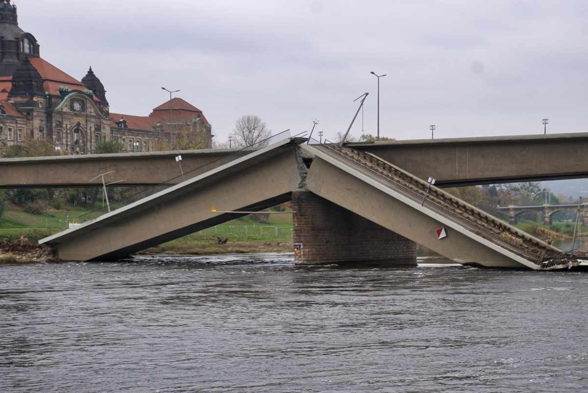 Pont Carola après l'éffondrement partiel et la démolition des parties sur les rives 