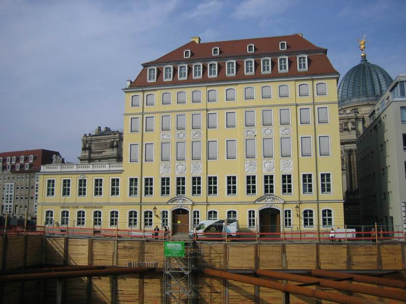 Coselpalais am Neumarkt in Dresdenrechts im Hintergrund Kunstakademie 