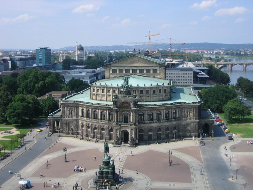 Semperoper vom Hausmannsturm des Dresdener Schlosses aus gesehen 