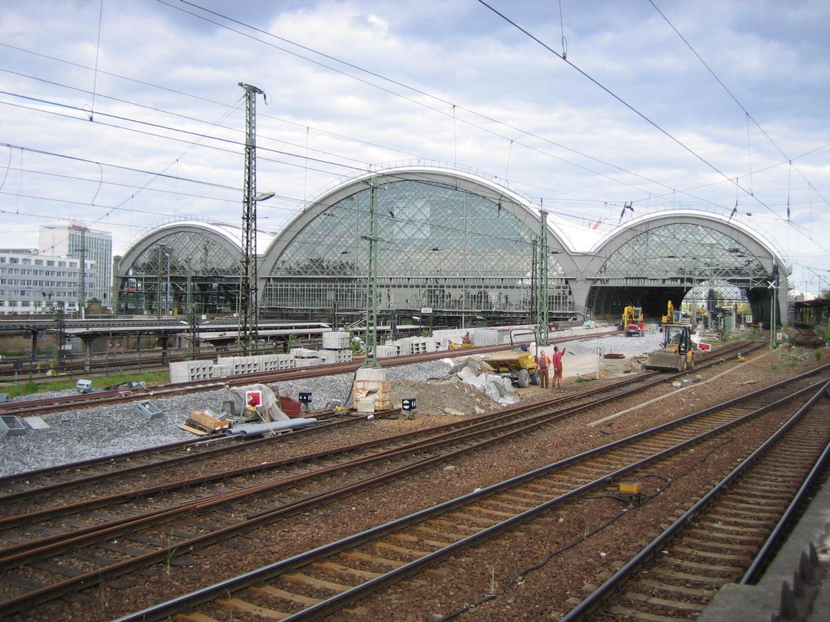 Blick von Westen auf die Hallenfront des Dresdener Hauptbahnhofes 