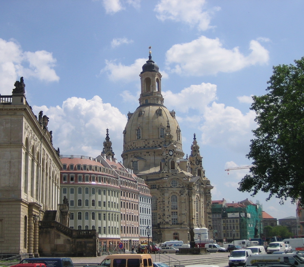 Frauenkirche Dresden mit neuerrichteten Geschäftshäusern nach historischem Vorbild auf dem «Prisco-Areal» links hinter dem Johanneum 