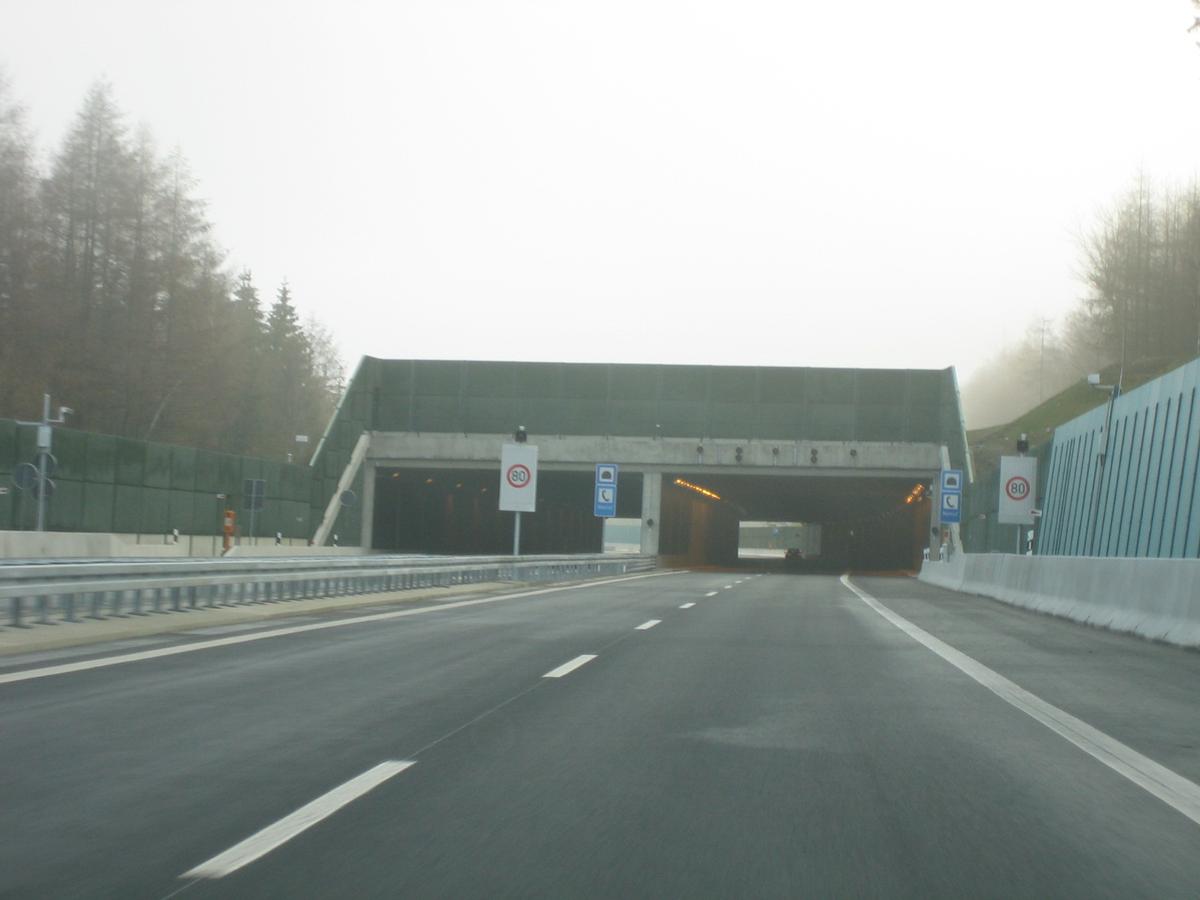 Der Landschaftstunnel Harte A17 in Fahrtrichtung Prag 