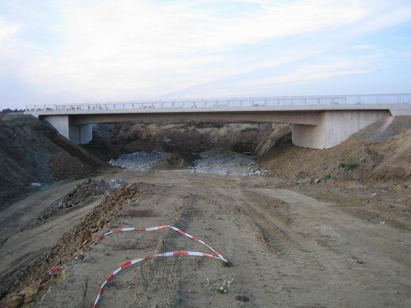 Überführung S156 Stolpener Straße in Radeberg, Bauwerk ist fertiggestellt aber noch nicht unter Verkehr 