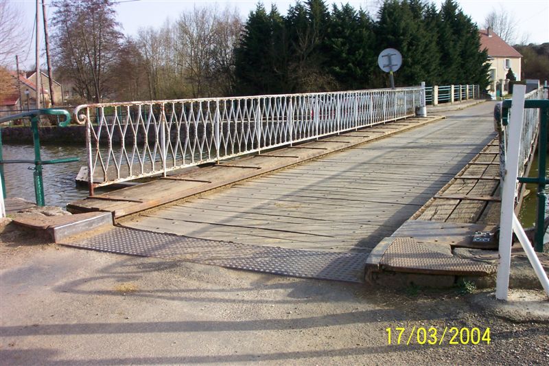 Canal de la Marne à la Saône
Drehbrücke in Jorquenay / Schleuse Nr. 4 