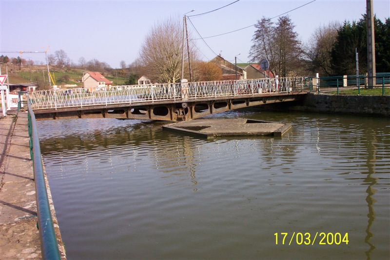 Canal de la Marne à la Saône
Jorquenay Swing Bridge / Lock No. 4 