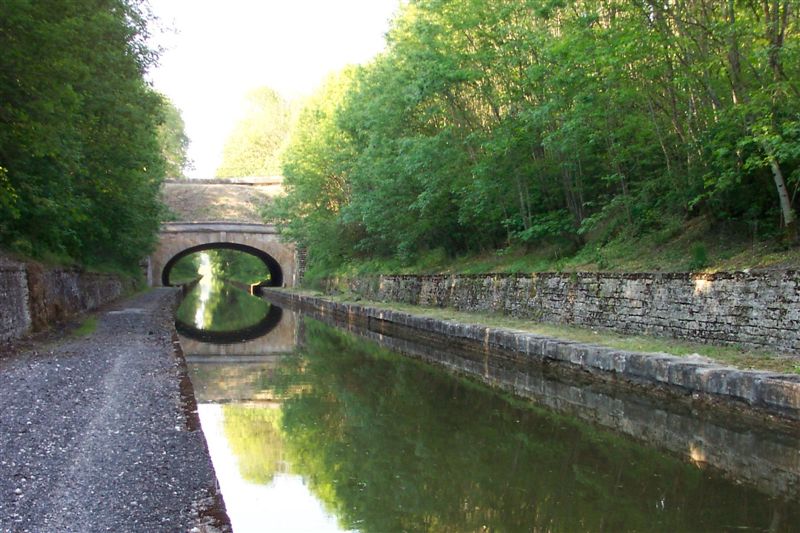 Canal de la Marne à la Saône Pont-tunnel pour la route D.17 de Langres à Chalindrey dans la tranchée du tunnel de Balesmes