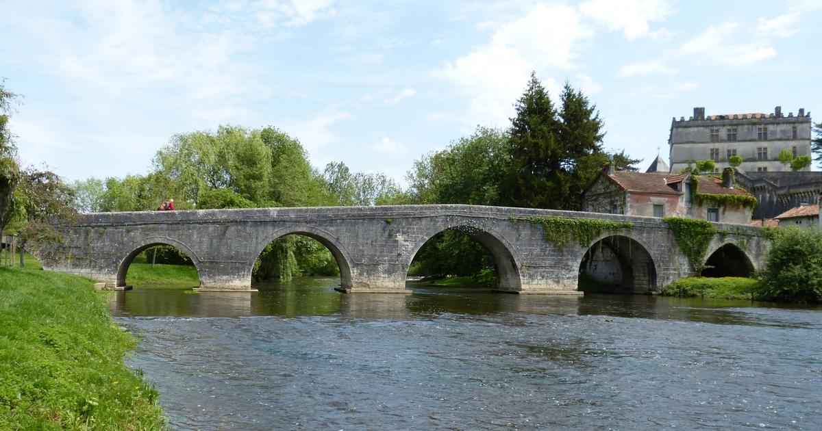 Vieux Pont , Bourdeilles,  45°19'23.16"N    0°35'7.44"E, Dordogne 