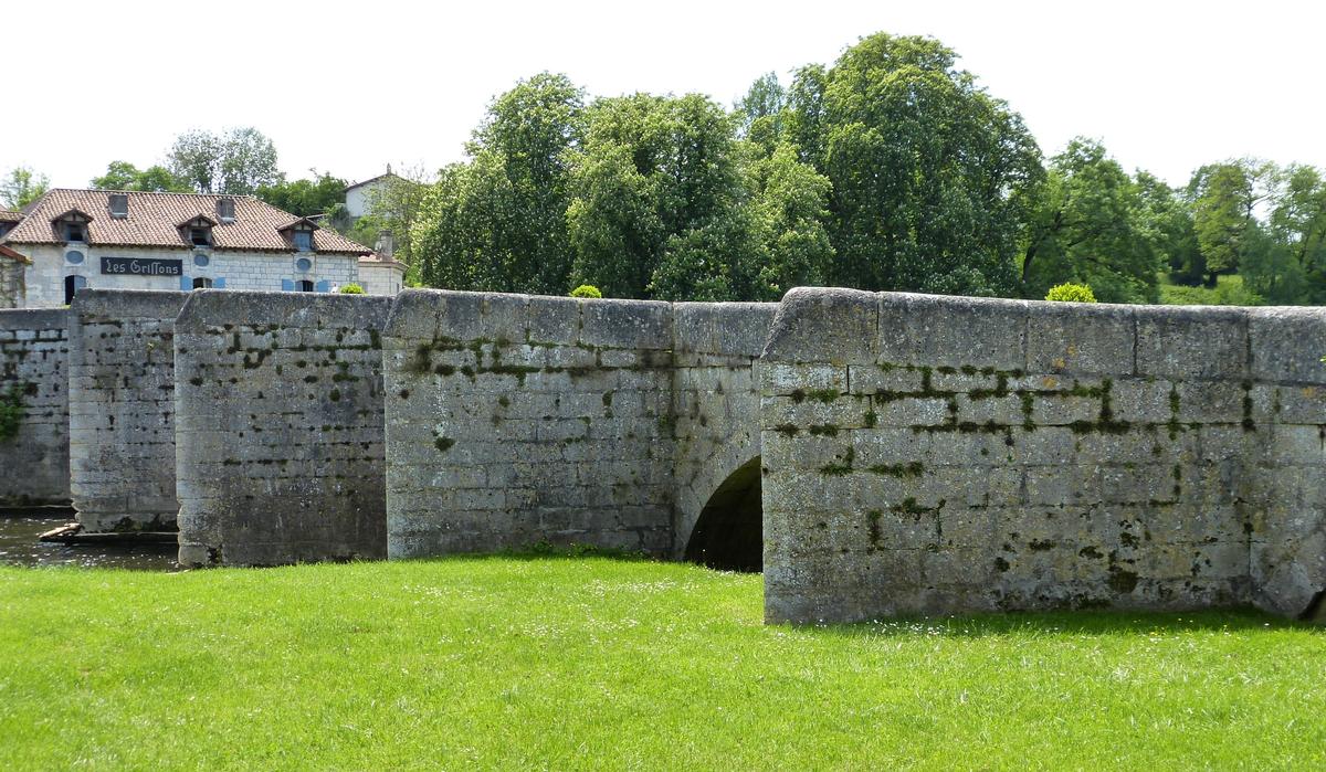 Vieux Pont , Bourdeilles,  45°19'23.16"N    0°35'7.44"E, Dordogne 