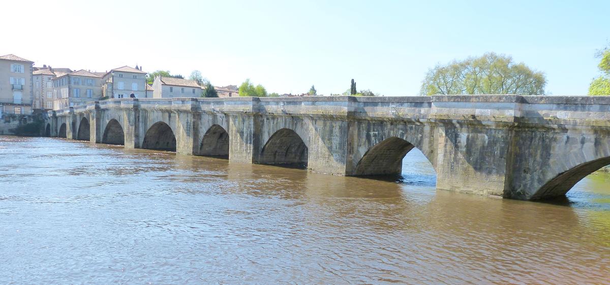 Pont Vieux, Confolens,  46° 0'53.16"N    0°40'15.59"E, Charente 