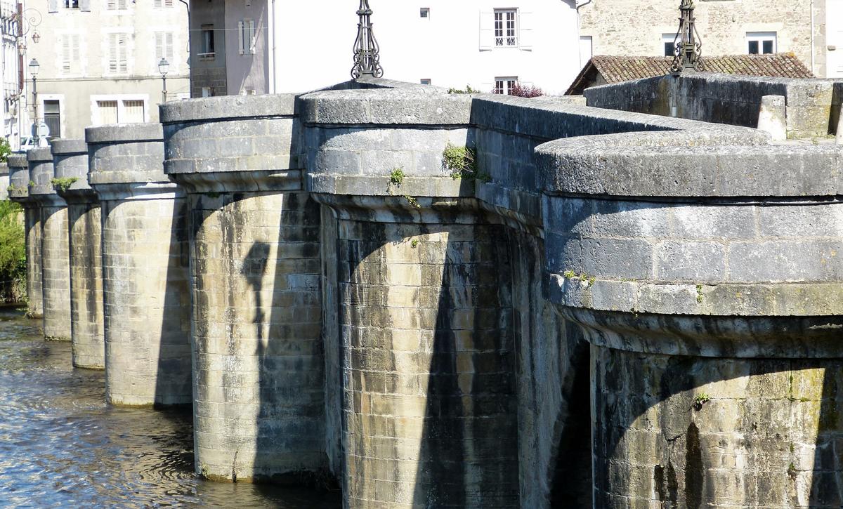 Pont Vieux, Confolens,  46° 0'53.16"N    0°40'15.59"E, Charente 