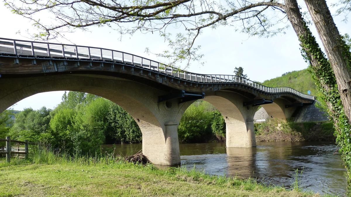 Pont ondulé, Les Eyzies-de Tayac-Sirieul,  44°56'23.72"N    1° 0'23.72"E, Dordogne 