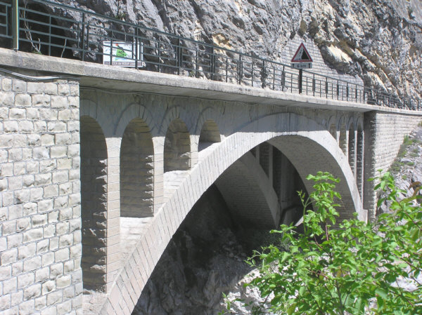 Pont du Gueydan (pont-route), St Benoit, Alpes de Haute Provence 