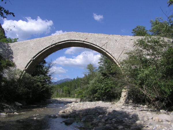 Pont de la Reine Jeanne (pont-route), Vilhosc, Alpes de Haute Provence 