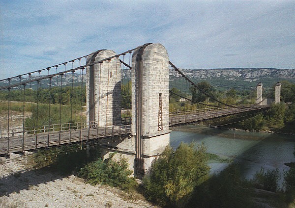 Mallemort suspension bridge 