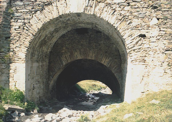 Fiche média no. 29265 Pont de Patecreuse (pont-route), Fait partie d'une ligne de fortification de la vallée de Haute Maurienne, Vue amont - 3 voutes, Mont Cenis, Savoie