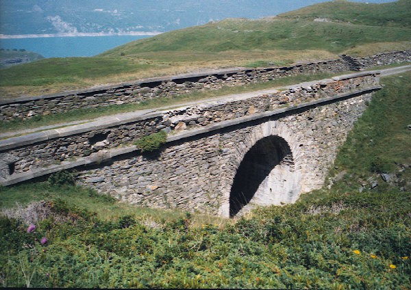 Pont de Pattacreuse (pont-route), Fait partie d'une ligne de fortification de la vallée de Haute Maurienne, Vue globale, Mont Cenis, Savoie 