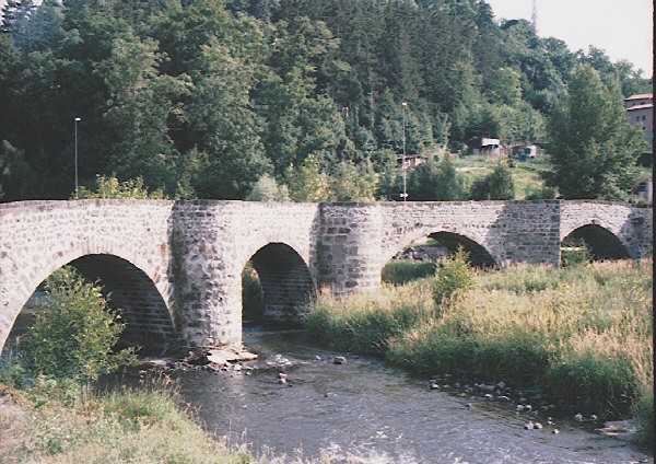 Pont de la Roderie ou pont tordu (pont-route), Le Puy en Velay, Haute Loire 