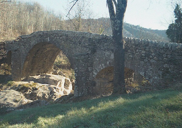 Alte Brücke in Saint-Andéol-de-Vals 