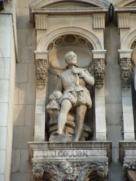 Statue of Jean Goujon that is part of the Hôtel de Ville in Paris 