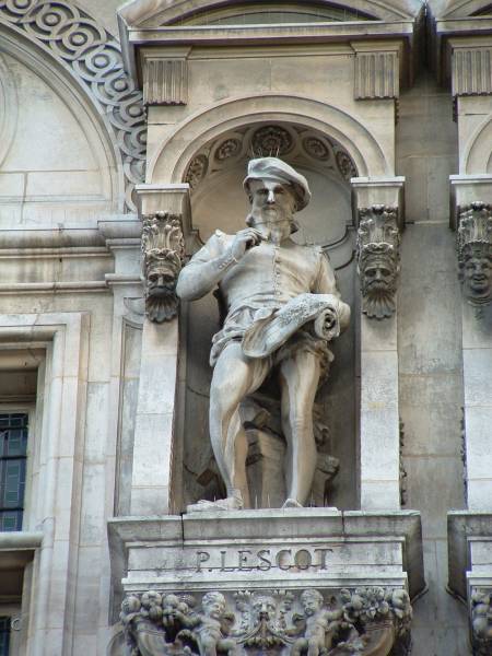 Statue of Pierre Lescot that is part of the Hôtel de Ville in Paris 