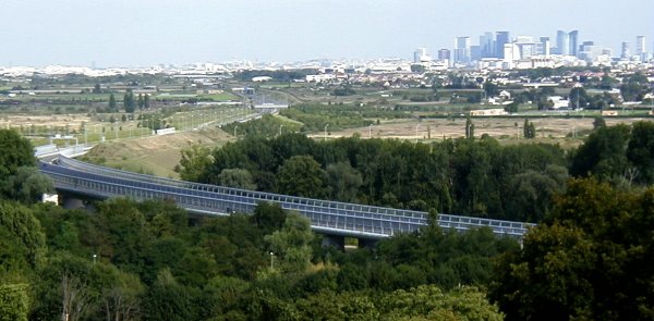 Autoroute A14, viaduc de Mesnil-le-Roi, et La Défense vues de Saint-Germain-des-Près 