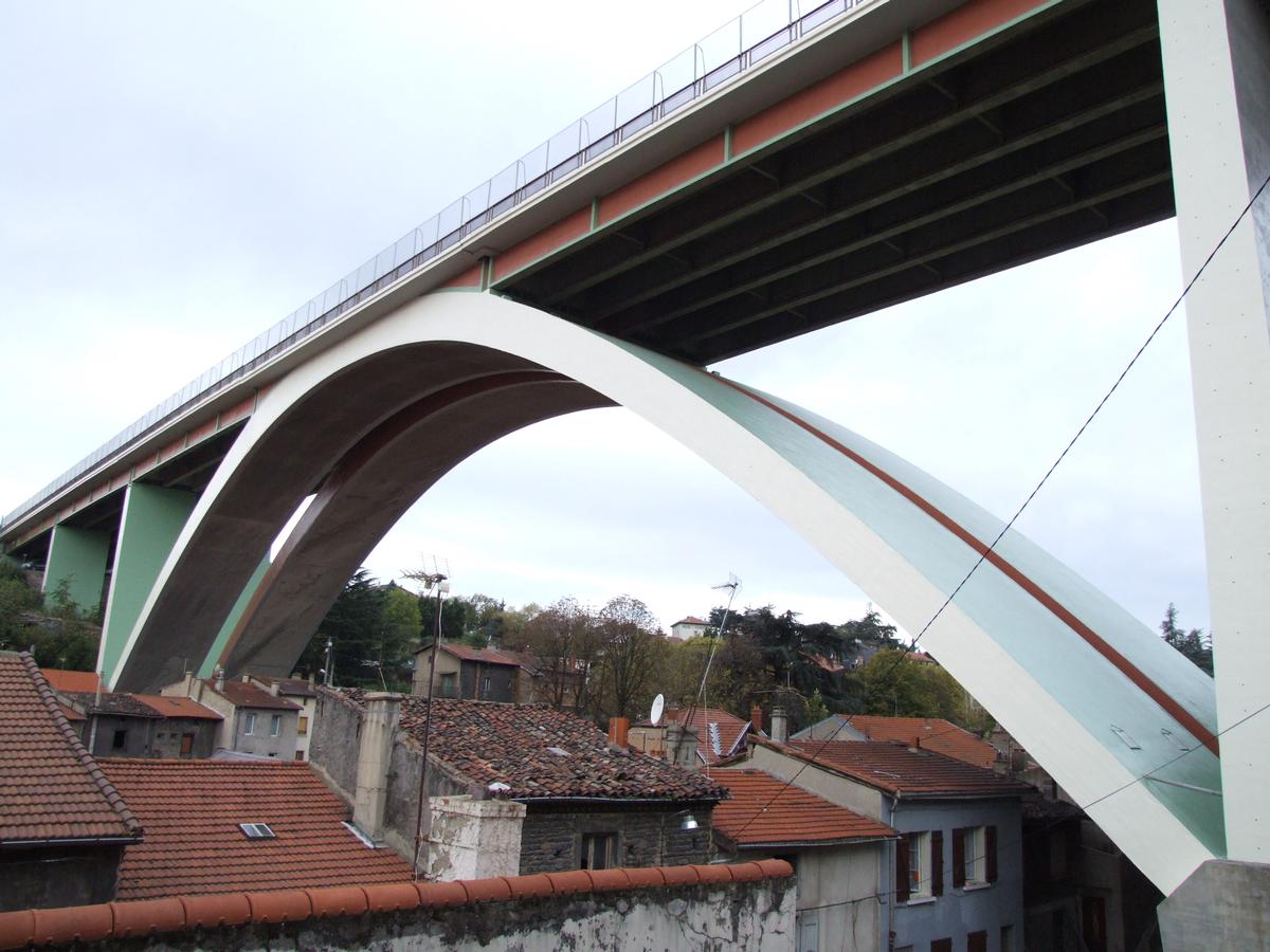 A47 - Pont en arc de Rive-de-Gier - Un pont au-dessus d'une ville 