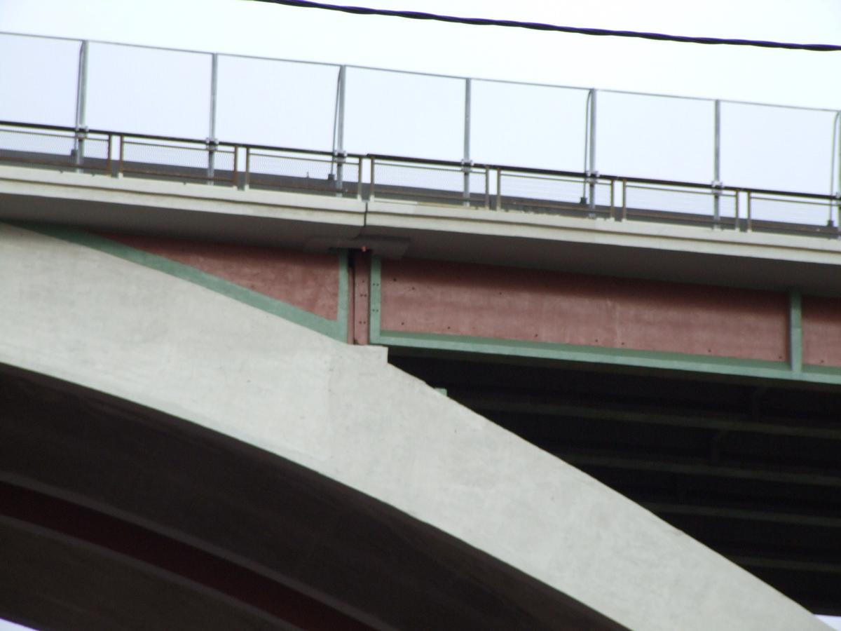 A47 - Pont en arc de Rive-de-Gier Un tablier en poutres entretoisées en béton précontraint, posées prés de la clé de l'arc