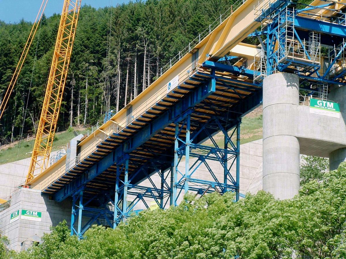 A51 - Viaduc de Monestier Ouvrage côté Est - Charpente métallique en cours de lancement - Estacade provisoire de montage de la charpente