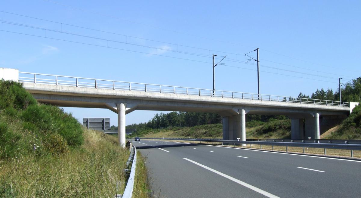 Fiche média no. 63141 Autoroute A77 - Pont-rail de Boismorand - Ensemble (la partie inférieure du cadre se trouve sous la chaussée, les parties inclinées soutiennent les talus)