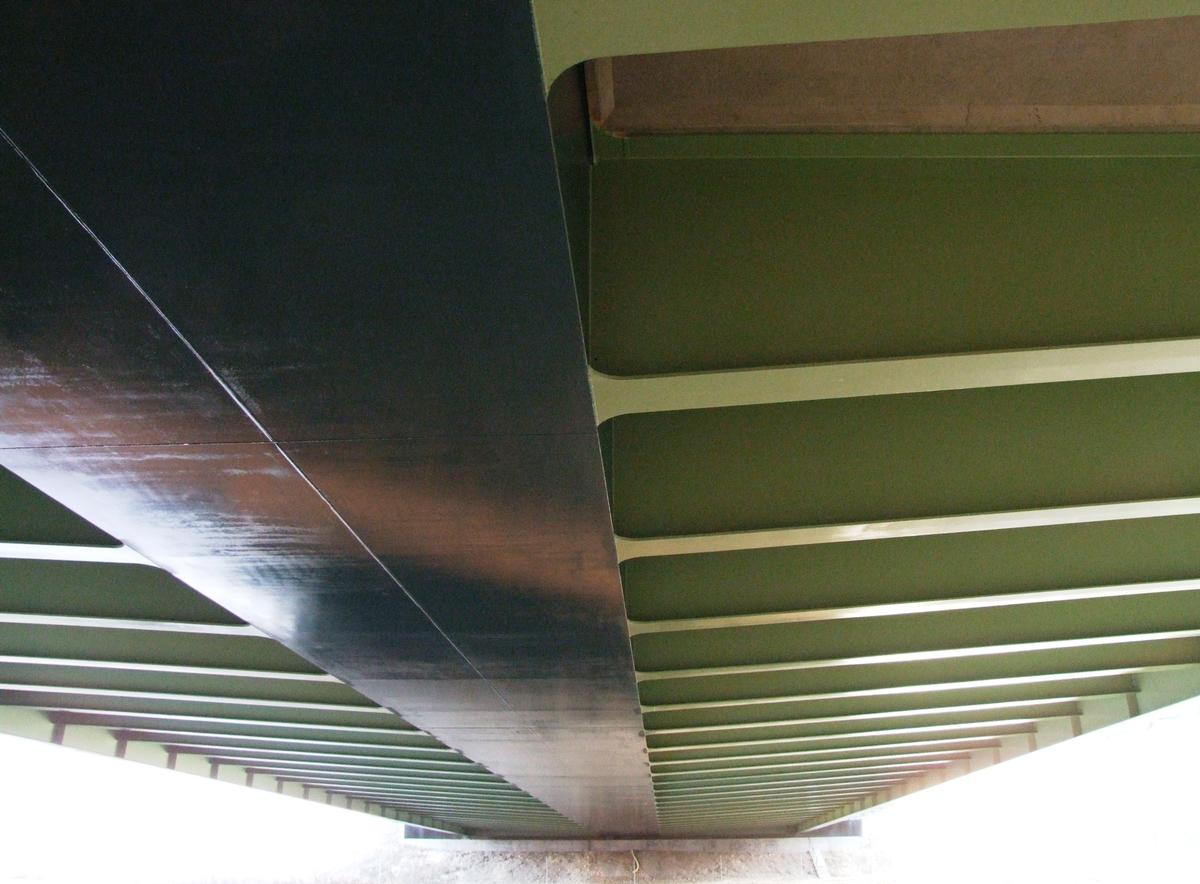 A77 - Viaduc de Pannes - Bow-string au-dessus du canal d'Orléans - Consoles et poutres en sous-face du tablier 