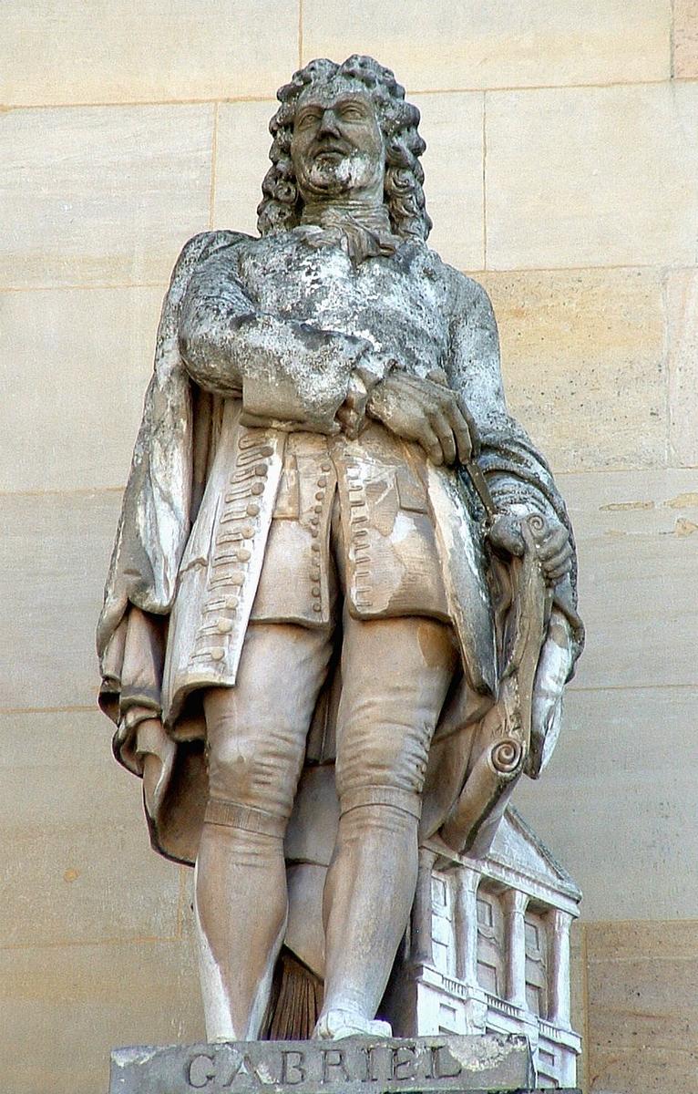 Statue von Ange-Jacques Gabriel, Teil der Fassade des Louvre 