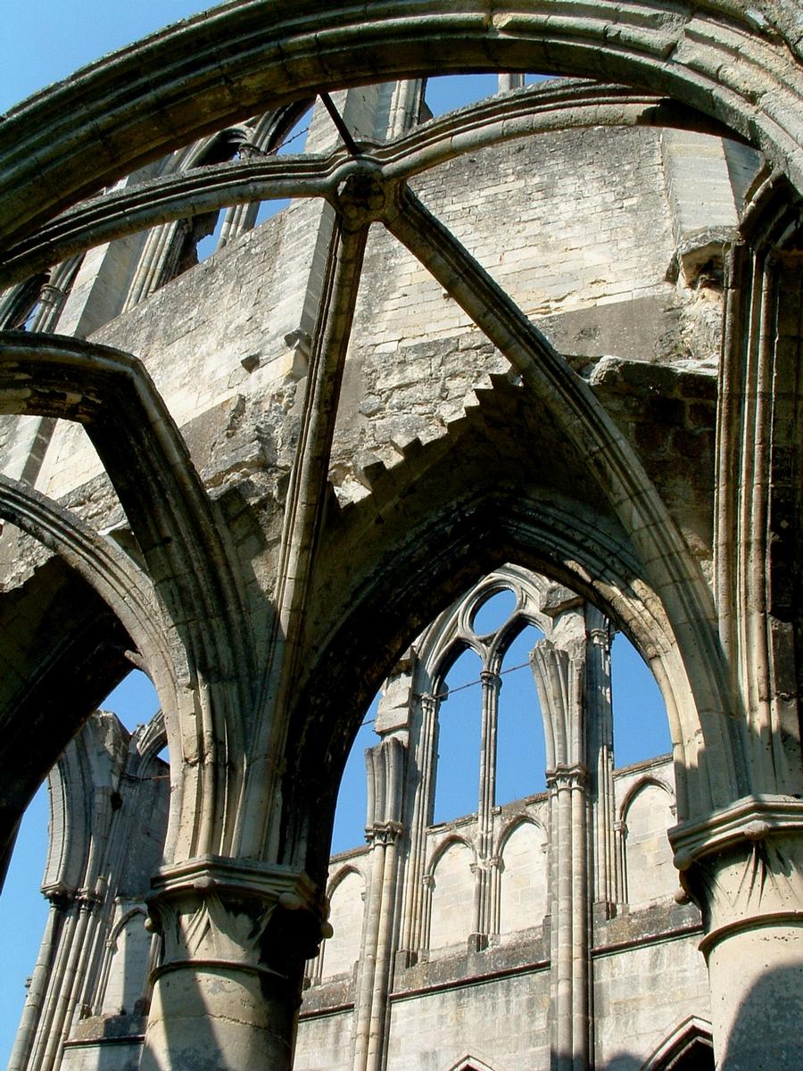 Abbaye Notre-Dame-de-l'Assomption - Vestiges de l'abbatiale - Voûte gothique: arc-doubleau, arc formeret, ogives et clef 