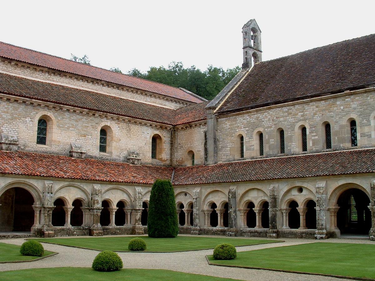 Abbaye de FontenayCloître côté abbatiale 