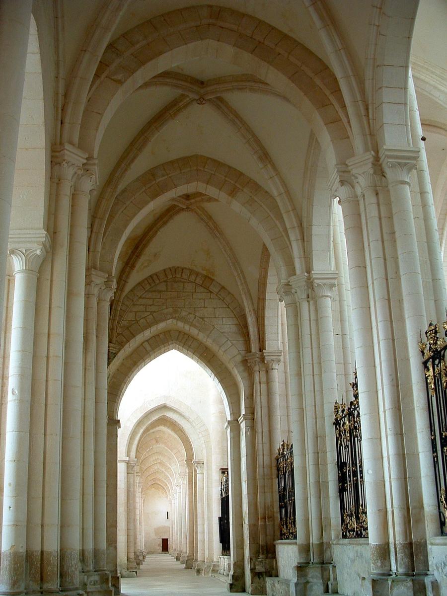Abbaye de Pontigny - Déambulatoire - Vue vers la nef 