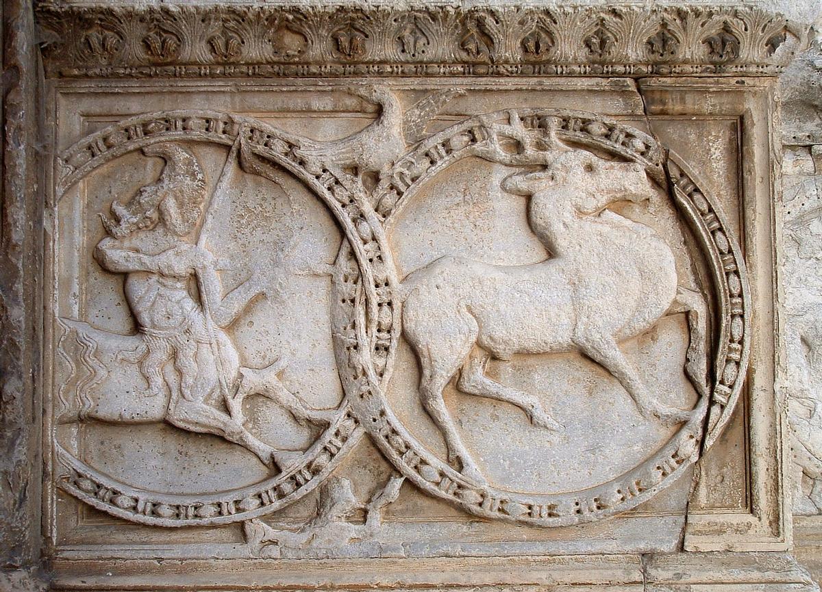 Abbaye de Saint-Gilles - Portail central, côté droite en regardant le portail: Centaure chassant un cerf 