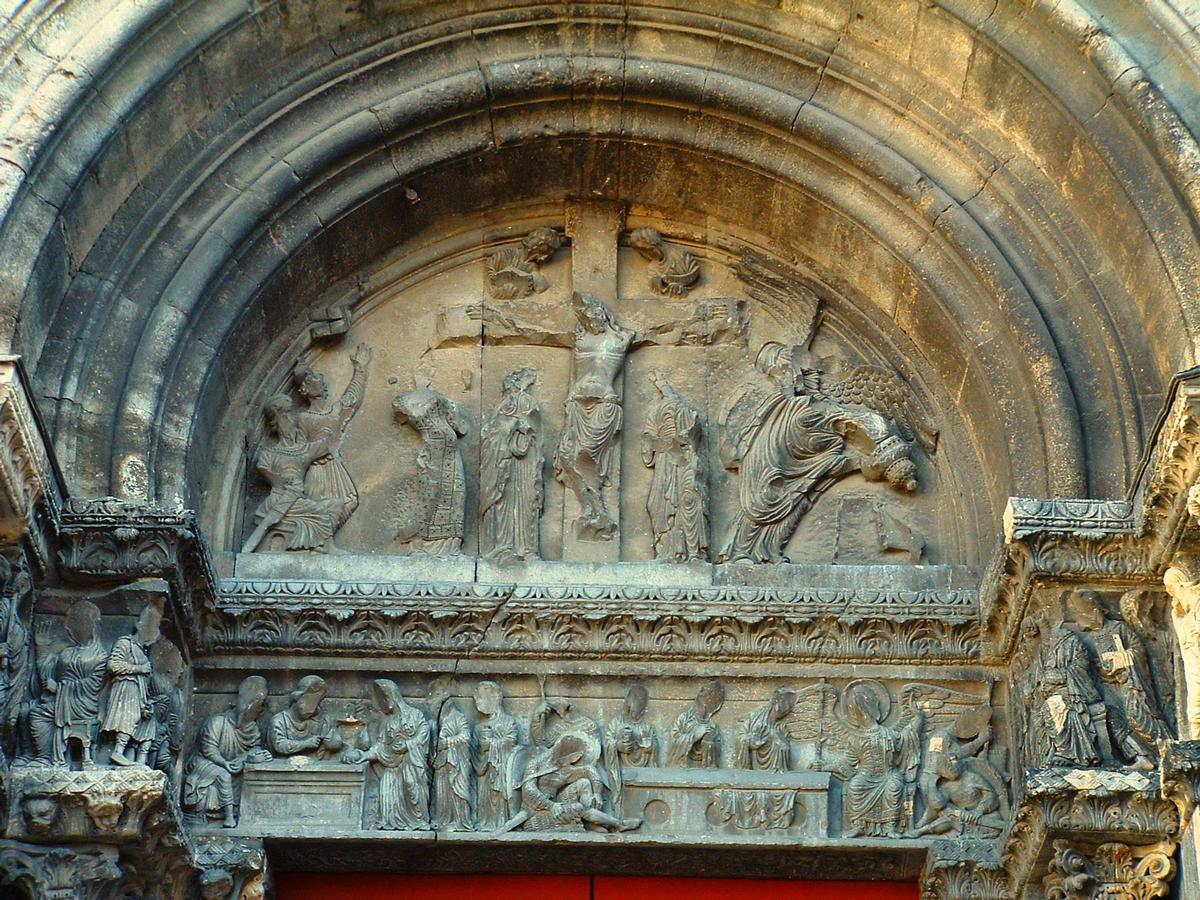 Fiche média no. 32934 Abbaye de Saint-Gilles - Portail de droite - Tympan: Crucifixion - Linteau: Les Saintes Femmes achètent du parfum et se rendent au tombeau du Christ