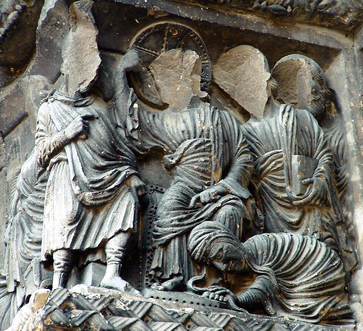 Abbaye de Saint-Gilles - Portail de droite, frise supérieure côté gauche - Le Christ et Marie-Madeleine: «Noli me tangere» 