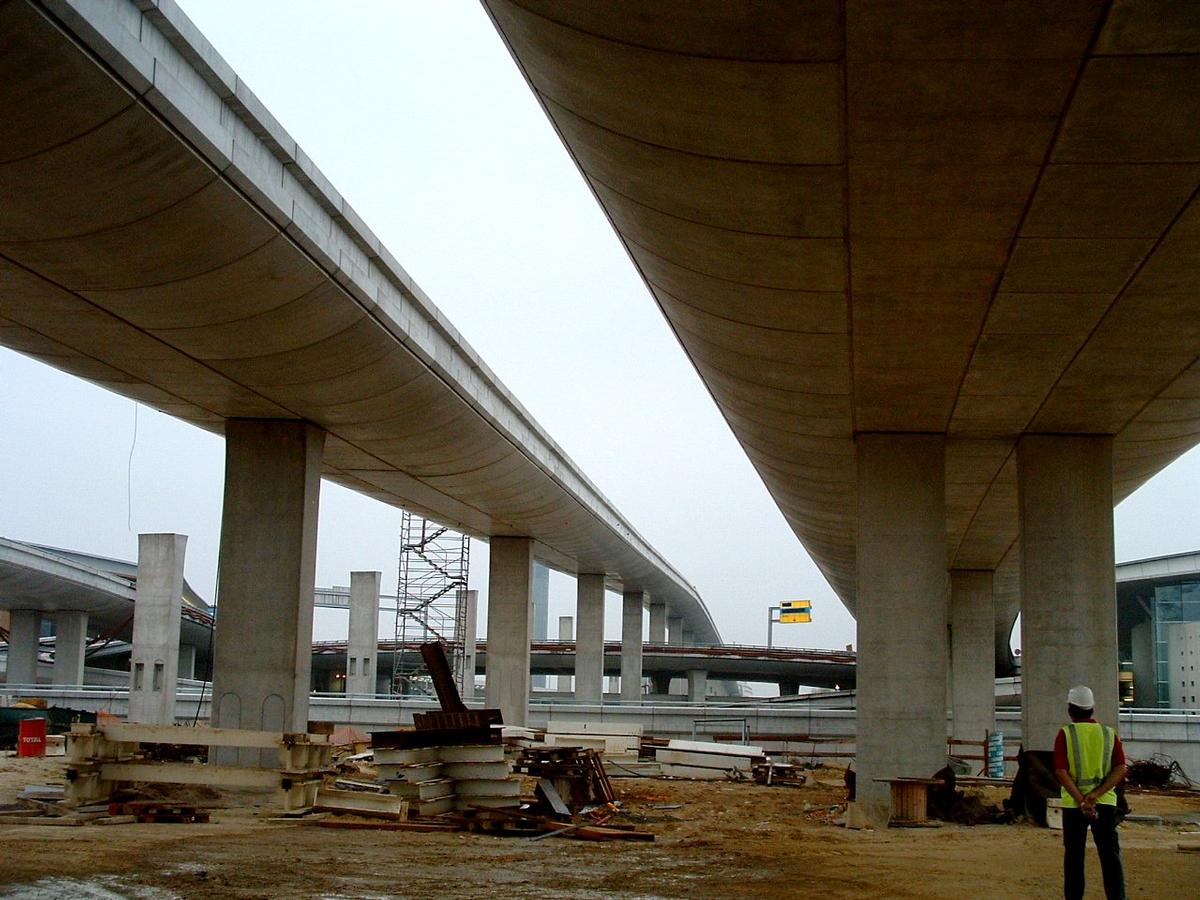 Mediendatei Nr. 33040 Flughafen Charles de Gaulle, Roissy-en-France bei Paris – Zentraler Viadukt, dessen 1. Überbau fertiggestellt ist. Vom 2. Überbau sind nur die Pfeiler zu sehen
