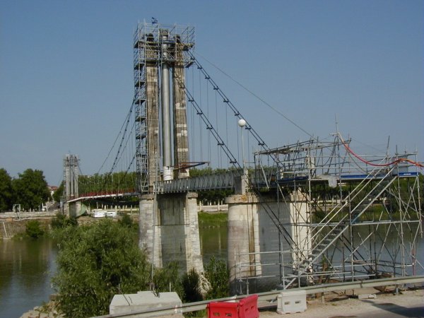 Agen Footbridge during reconstruction 