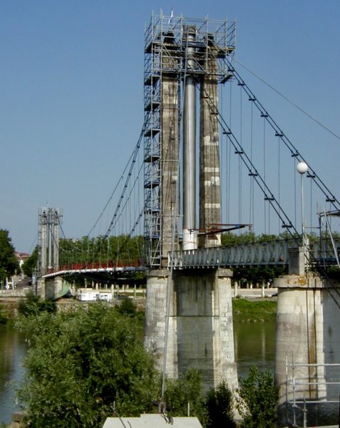 Passerelle piétons suspendue sur la Garonne à Agen en cours de restauration 