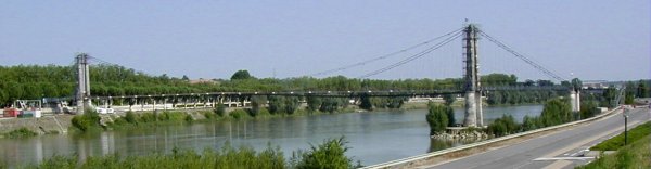 Passerelle piétons suspendue sur la Garonne à Agen 