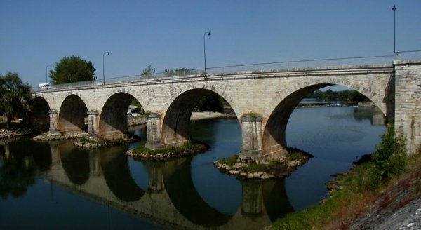 Straßenbrücke in Aiguillon 