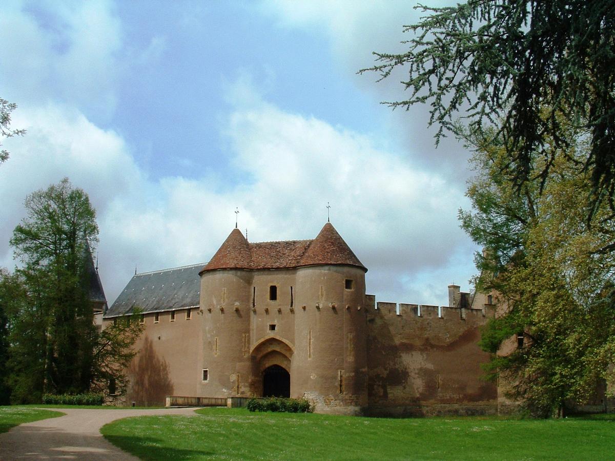 Ainay-le-Vieil - Château - Enceinte extérieure 