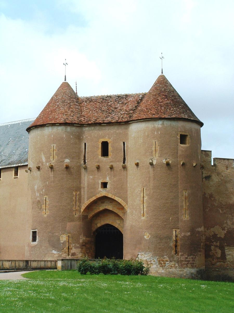 Ainay-le-Vieil - Château - Poterne d'entrée 