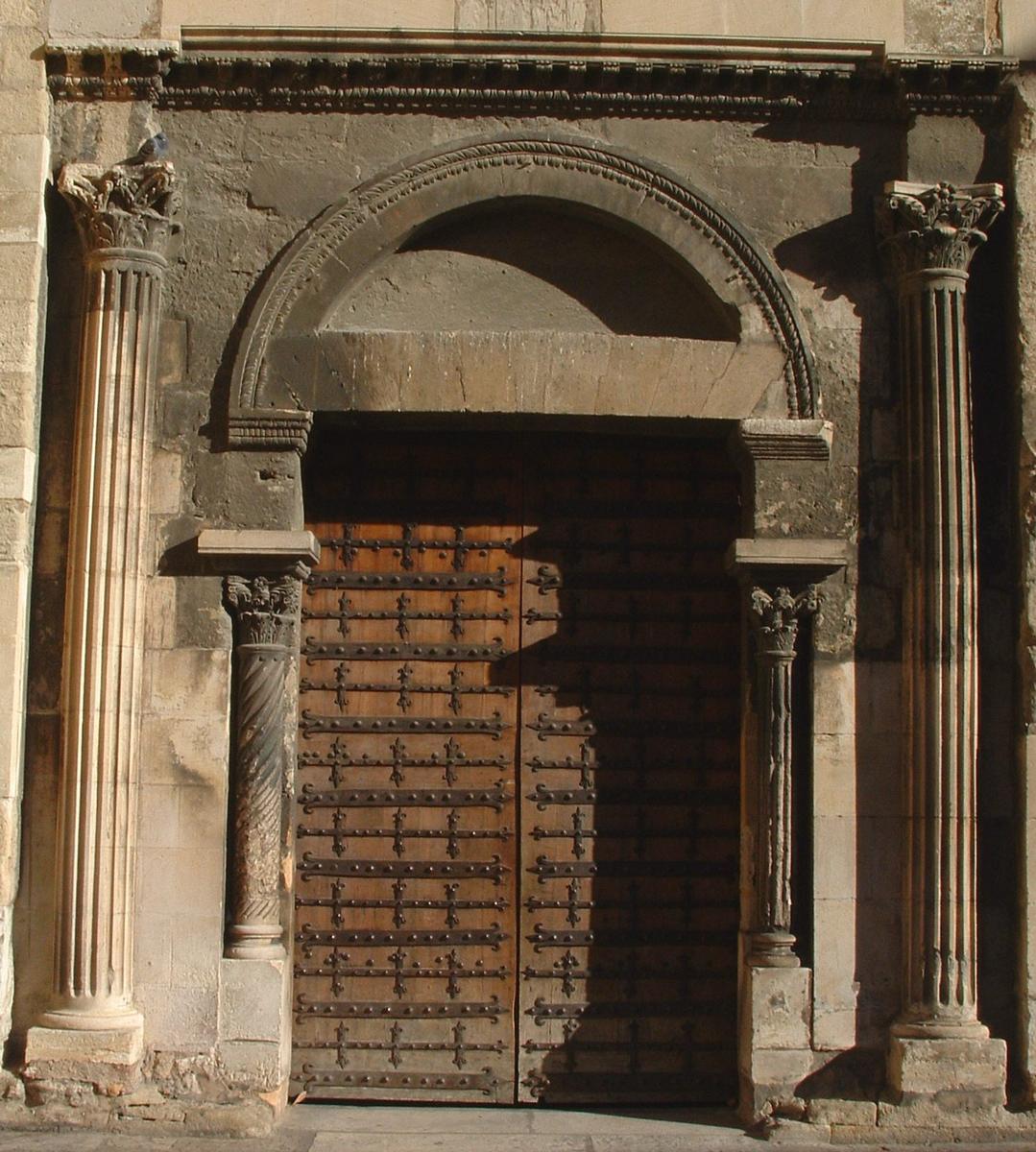 Aix-en-Provence - Cathédrale Saint-Sauveur - Portail de la façade de l'église romane 