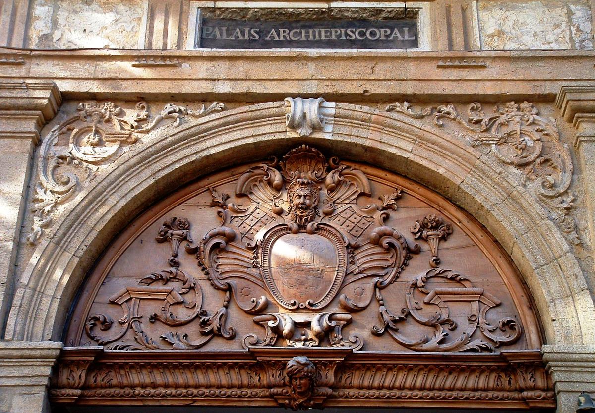 Aix-en-Provence - Palais de l'Archevêché - Décoration au-dessus de la porte 