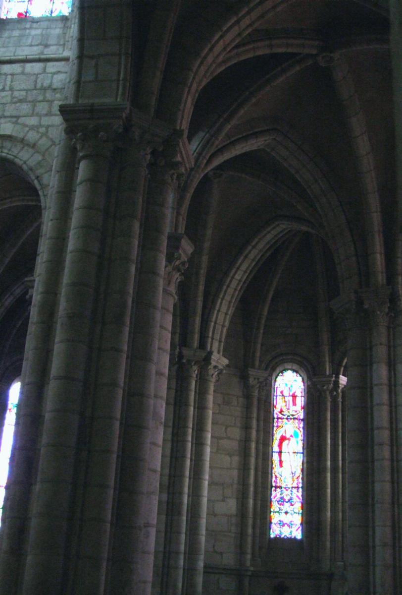 Ebreuil - Ancienne abbatiale Saint-Léger - Déambulatoire et chapelle 