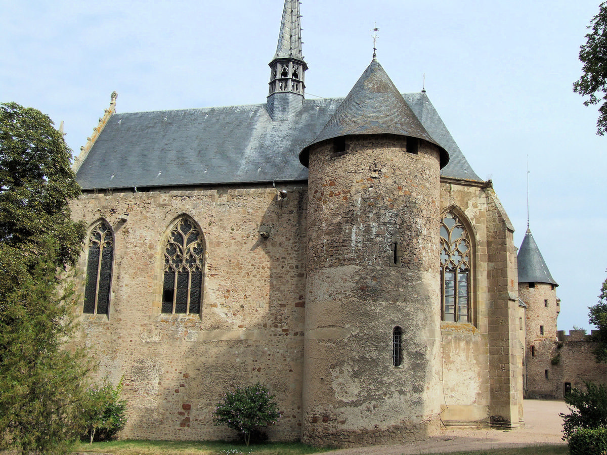 Fiche média no. 144279 Château de Lapalisse - Chapelle Saint-Léger du château de La Palice - Le mur de la chapelle est l'ancienne enceinte du château. Elle intègre une tour du château au chevet de la chapelle. Elle a été construite après l'achat du château par Jacques de Chabannes en 1430
