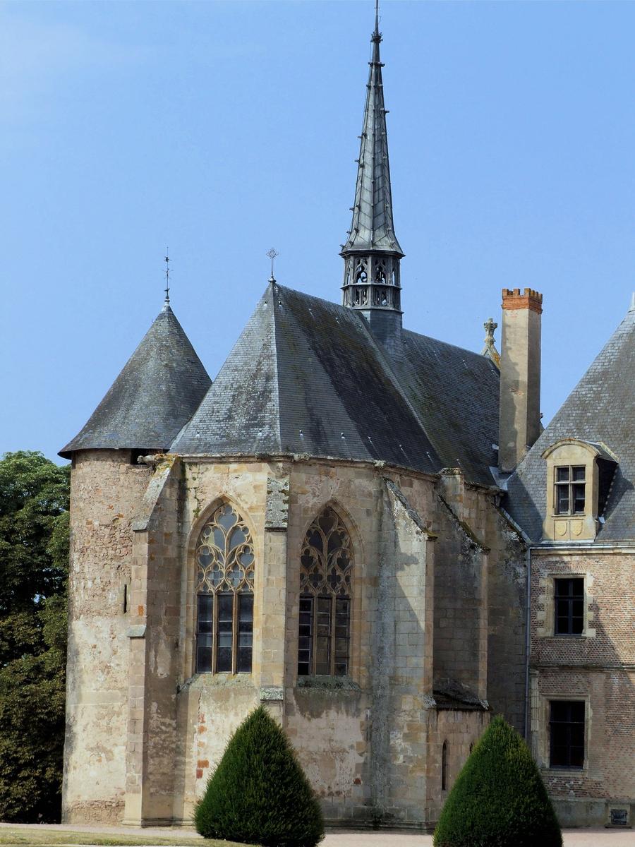 Fiche média no. 144280 Château de Lapalisse - Chapelle Saint-Léger du château de La Palice - Le mur de la chapelle est l'ancienne enceinte du château. Elle intègre une tour du château au chevet de la chapelle. Elle a été construite après l'achat du château par Jacques de Chabannes en 1430