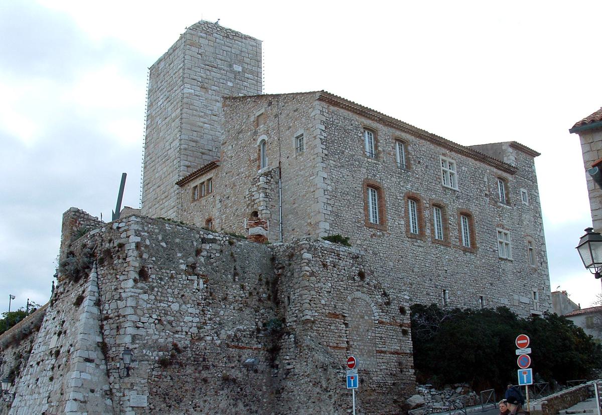Antibes - Château Grimaldi - Le château et les vestiges du castrume romain 